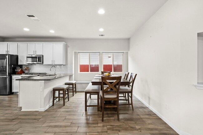 Building Photo - 5917 Principale Dr