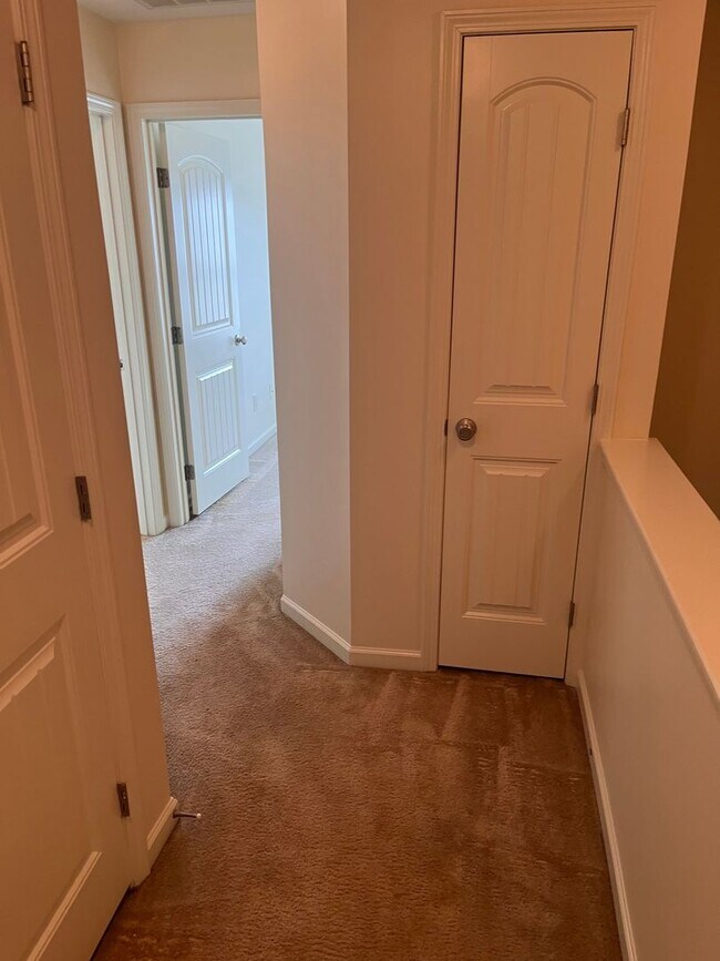 Building Photo - Beautiful 3 bedroom 2.5 baths Townhouse