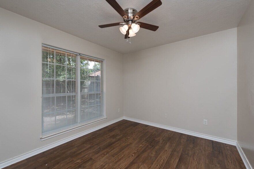 Building Photo - 2402 Jaguar Ct