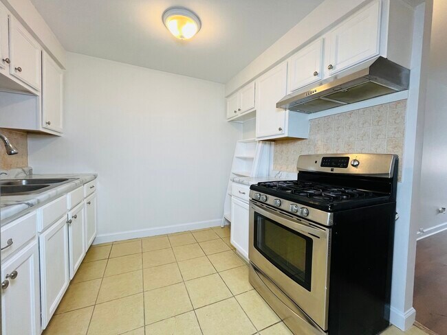 Building Photo - 8806 Briar Ct