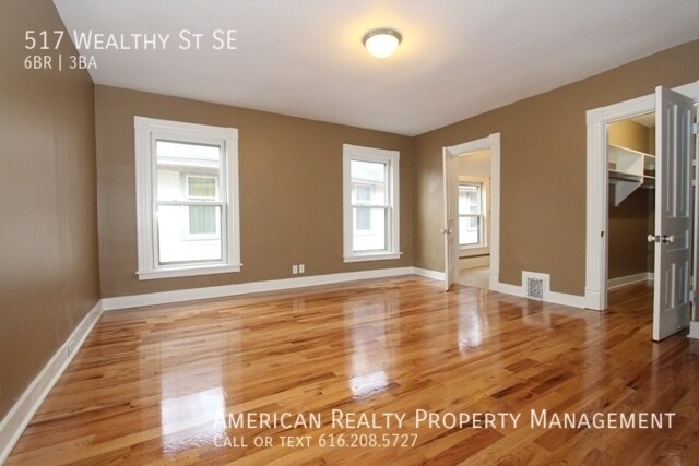 Building Photo - 517 Wealthy St SE