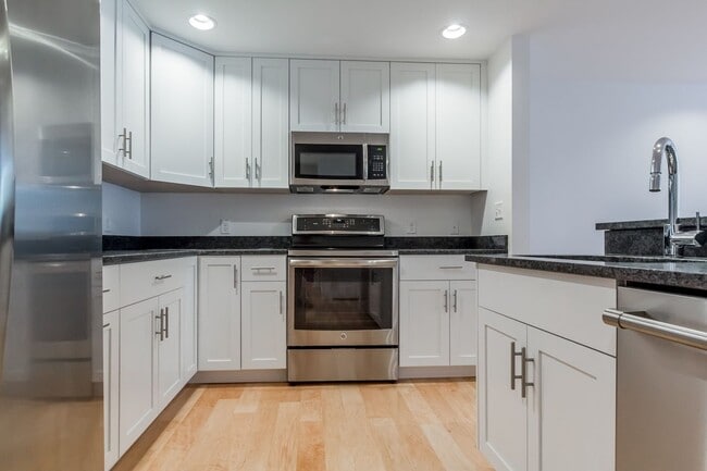 Building Photo - 1BR/1BA - Beautiful Updated Condo in Downtown Portland