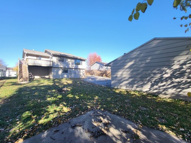 Building Photo - 4 Bedroom split-level home with garage!