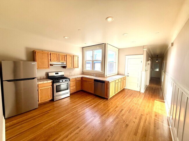 Building Photo - Charming Updated Top Floor 2BR/1BA Marina Apartment w/ Golden Gate Bridge Views! AMSI