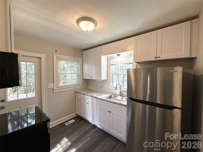 Building Photo - 1408 Ivey Dr