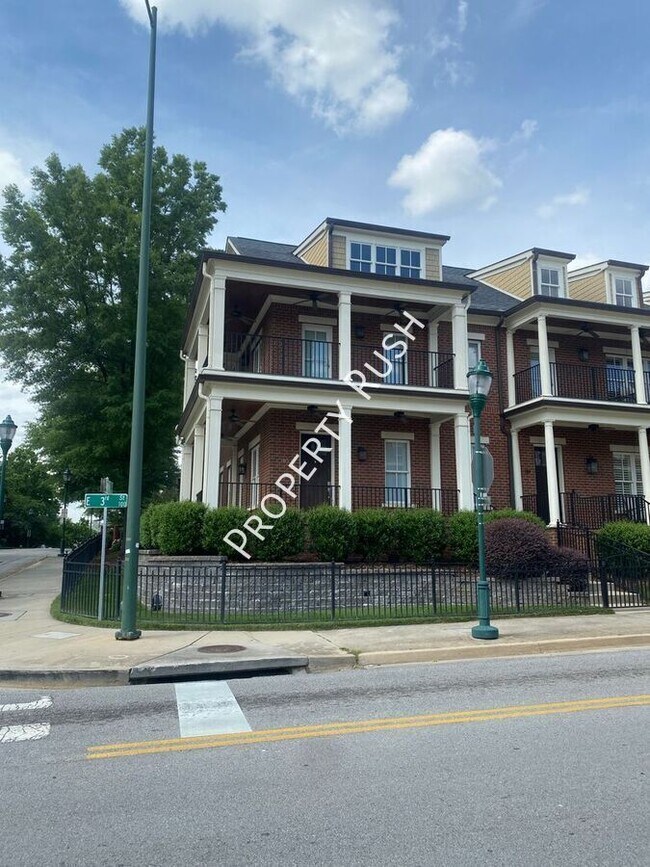 Building Photo - 105 E 3rd St