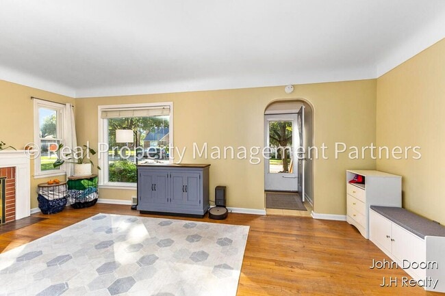 Building Photo - Spacious 3-Bedroom Home in Alger Heights – Modern Kitchen, Private Yard & Garage