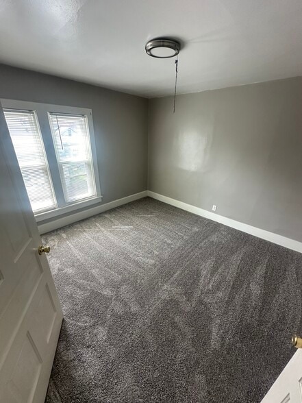 Building Photo - 71 1/2 Flory Ave