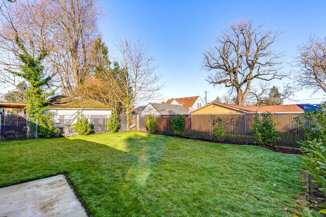 Building Photo - 1937 NE Dekum St