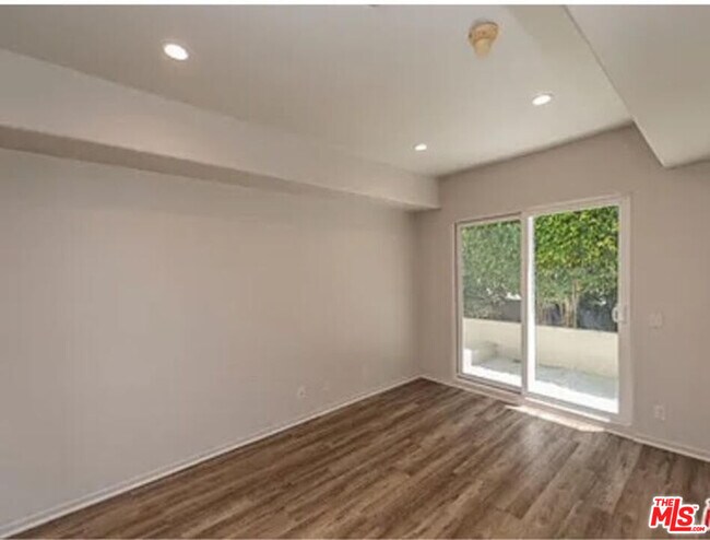 Building Photo - 1242 9th Ct