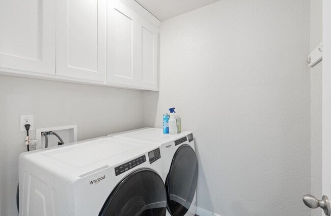 Building Photo - **Welcome Home to Your Dream Residence in Roseville!**