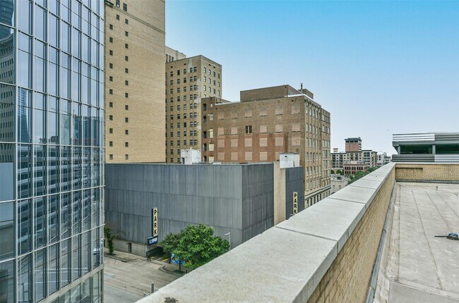 Building Photo - 705 Main St