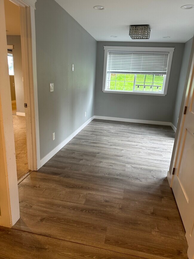 Dining area - 714 N 179th St