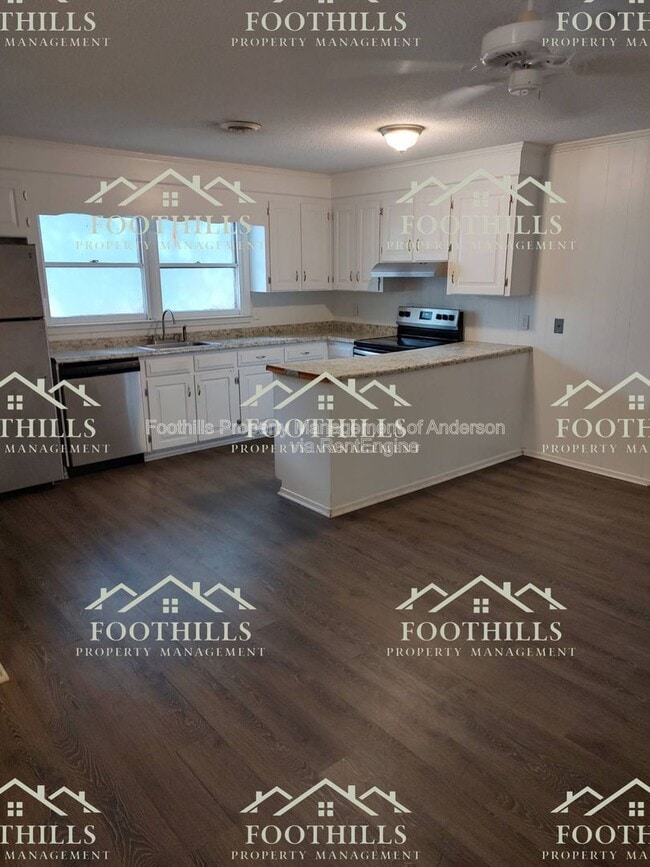 Building Photo - 130 Tanglewood Dr