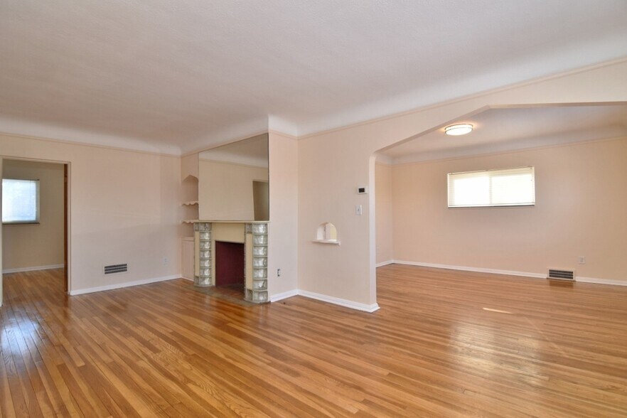 Building Photo - 2025 Riverside Dr