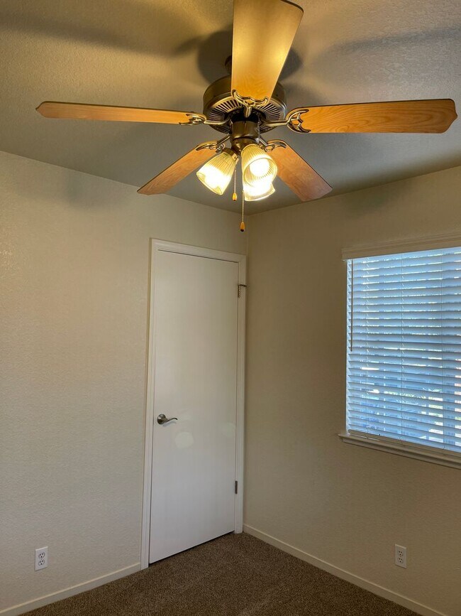 Building Photo - Chico 3 bed 2 bath Condo, Pool, Reserved Parking, upstair unit. newly refurbished