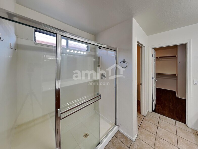 Building Photo - 8852 W Hess St