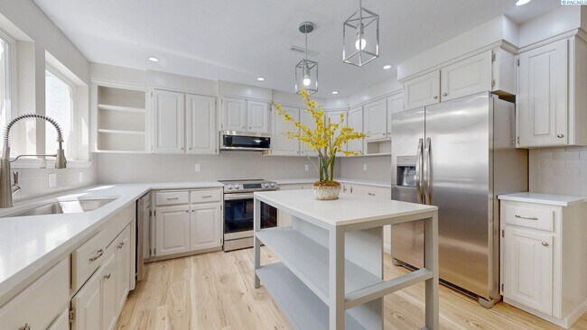 Building Photo - 2 bed, 2 bath townhome in Meadow Springs