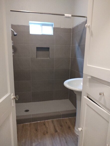 Building Photo - 2117 N Elmendorf St