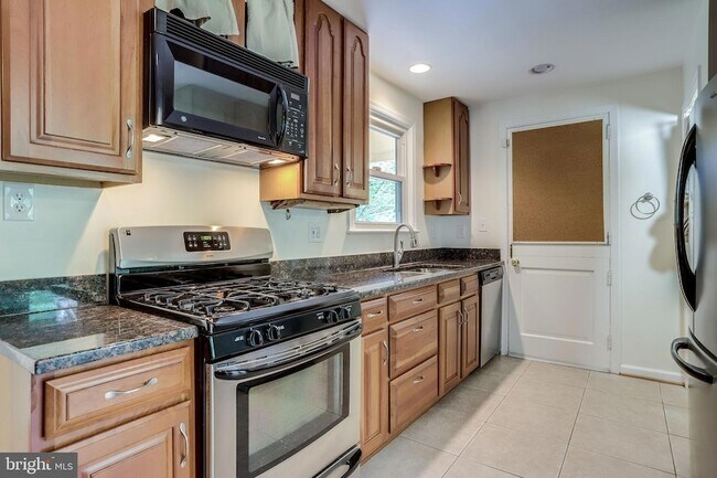 Building Photo - 5225 Old Dominion Dr