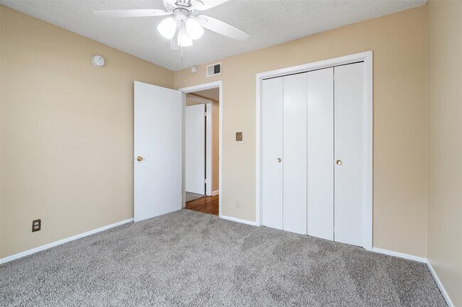 Building Photo - 500 E Riverside Dr