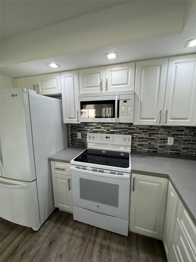 Building Photo - 1651 SW 127th Ave