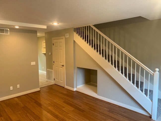 Building Photo - 2BR/1BA Town home in Fayetteville! Walk to UofA Campus!