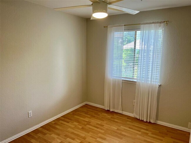 Building Photo - 8709 Cretys Cove