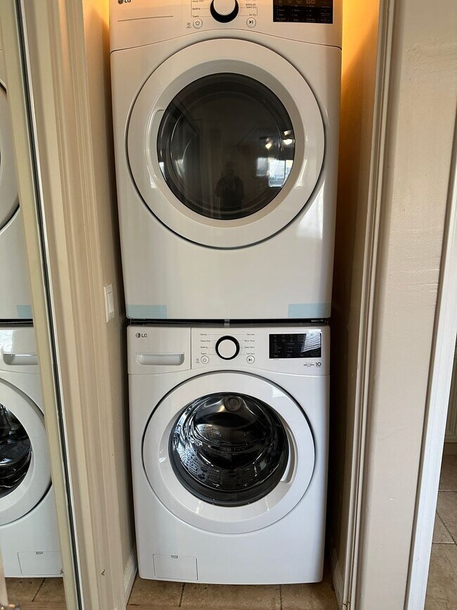 Building Photo - Renovated 2 Bed, 2 Bath Condominium in Gated Community