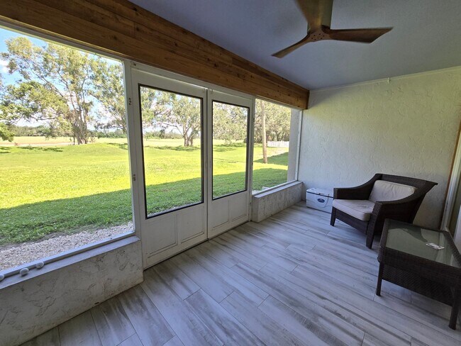 Building Photo - Stunning 2 Bed / 2.5 Bath Townhouse with G...