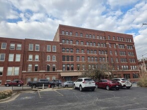 Building Photo - Fully furnished