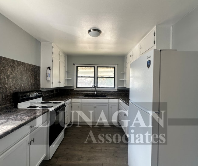 Building Photo - 9/4 @2:00PM SCHEDULED SHOWING 3 Bed 2 Bath...