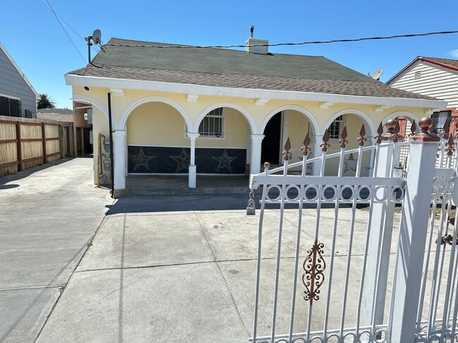 Building Photo - 3 Bedrooms 1  Bathroom  House In a Quiet A...