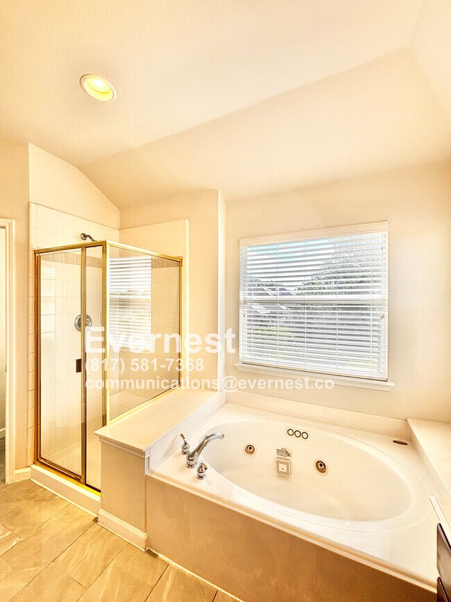 Building Photo - 4-Bedroom Home with Versatile Layout Near ...