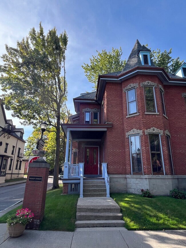 Building Photo - 101 Troup St