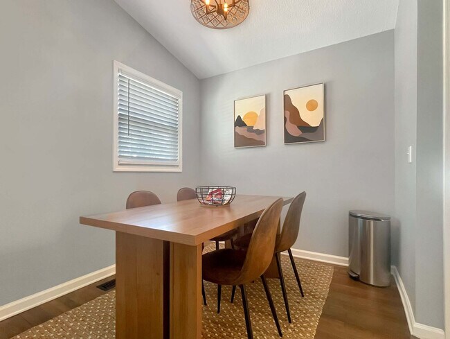 Building Photo - 501 W 9th St