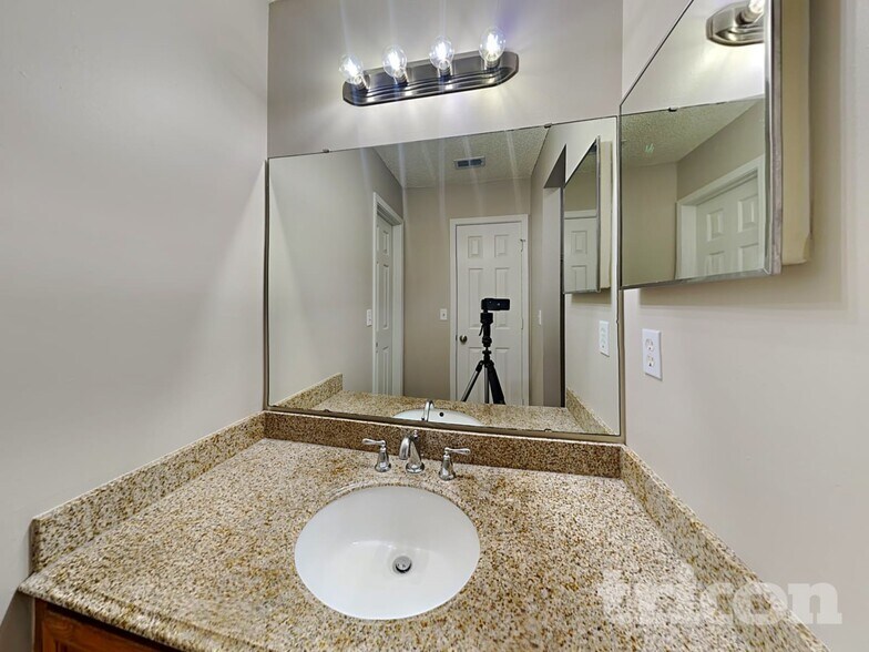 Building Photo - 4231 Hanging Moss Dr