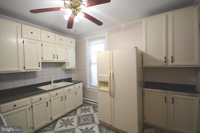 Building Photo - 105 E North Ave