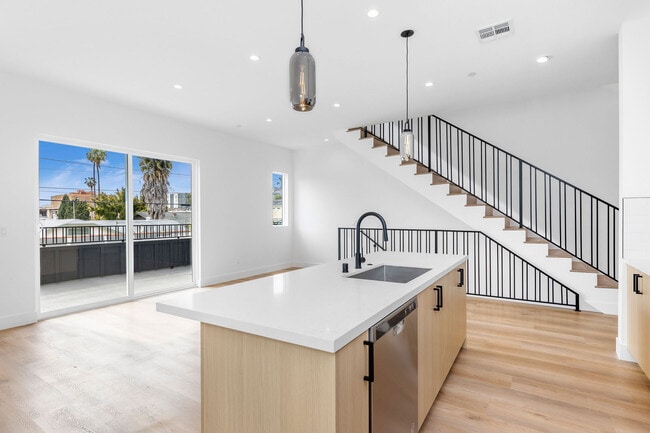 Building Photo - 603 N Harvard Blvd