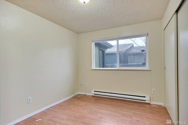 Building Photo - 1320-1320 12th Ave NW