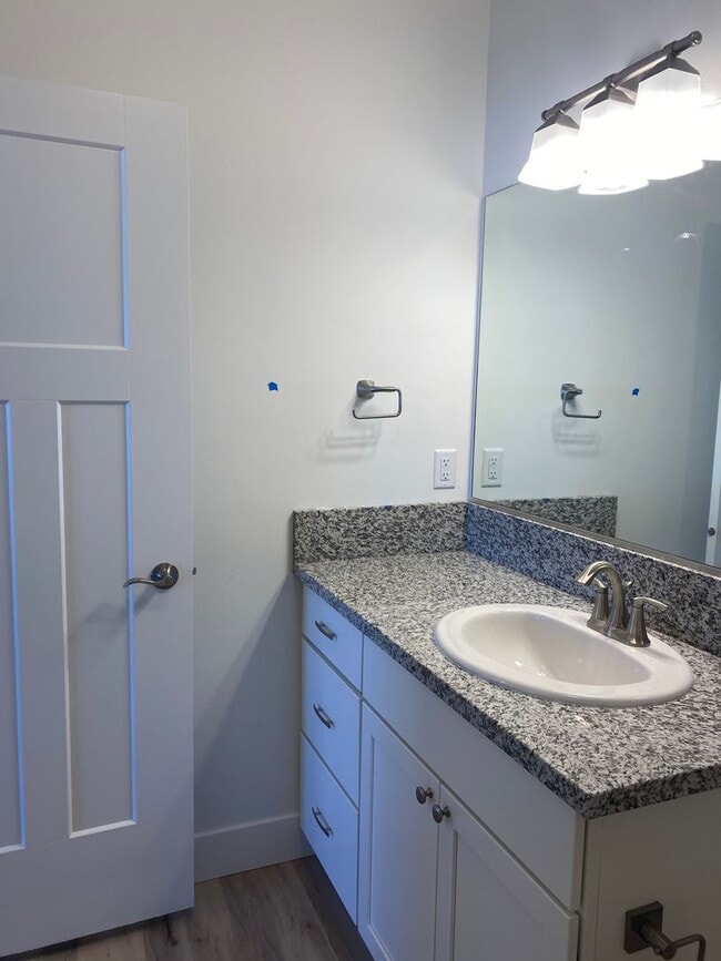 Building Photo - 3 bed 1 additional office space and 2.5 ba...