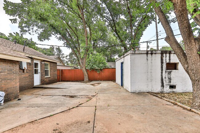 Building Photo - 2513 26th St