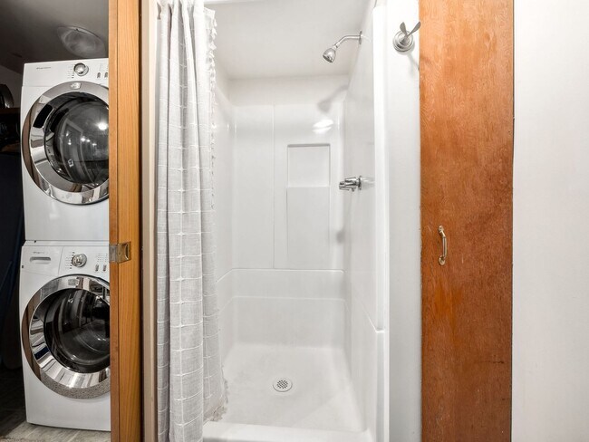 Building Photo - Super Sweet Cottage Living, Centrally Located!
