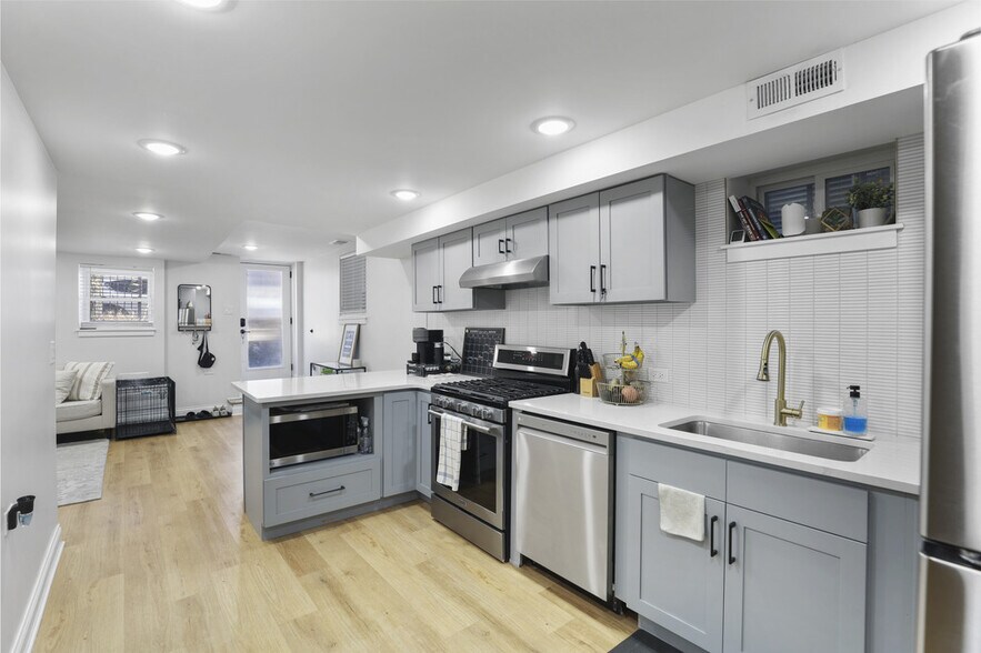 Building Photo - 520 N Ada St