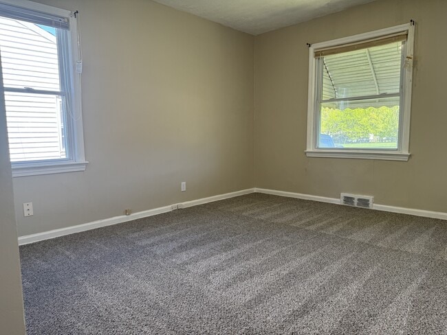 Building Photo - 2450 Greenvale Rd