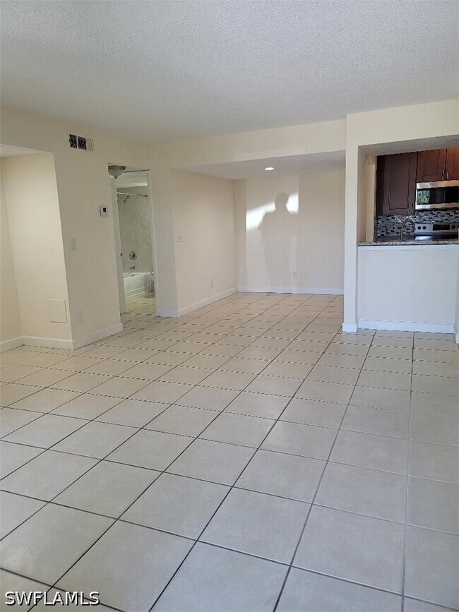 Building Photo - 190 Santa Clara Dr