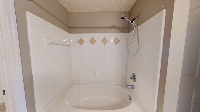 Building Photo - Nice condo for rent in the heart of the St...