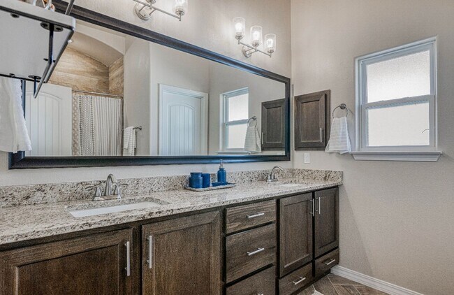 Building Photo - Eastside area for  Short or Long Term Rental(Completely Furnished) Beautiful 4 bed/2.5 baths