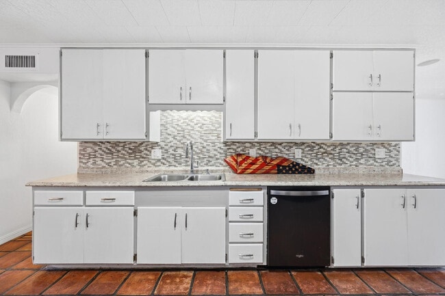 Building Photo - 8639 E Virginia Ave