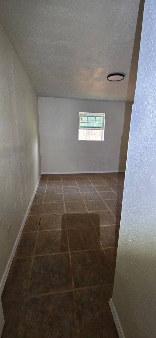 Building Photo - 5 Bedroom Duplex!!